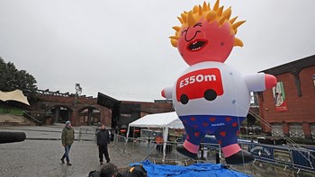 Οι Βρετανοί διαδηλώνουν στο Μάντσεστερ για το συνέδριο των Συντηρητικών – ΦΩΤΟ – ΒΙΝΤΕΟ