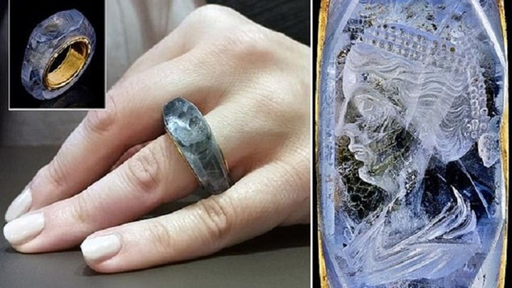 Στο “σφυρί” το ηλικίας 2.000 ετών ζαφειρένιο δαχτυλίδι του Καλιγούλα – ΦΩΤΟ