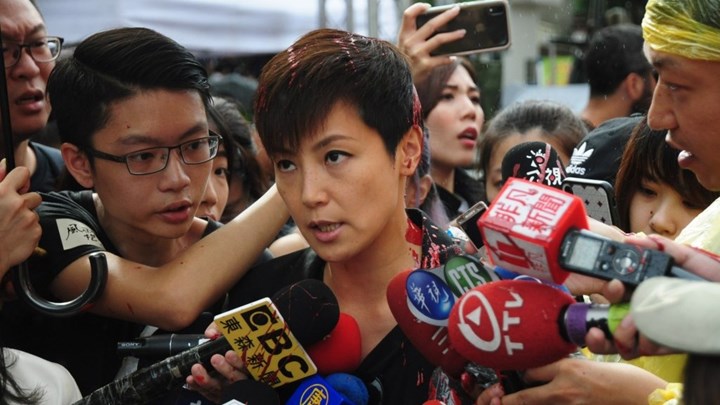 Επίθεση με κόκκινη μπογιά σε popstar και ακτιβίστρια στην Ταϊβάν – ΦΩΤΟ