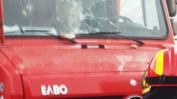 Πυροσβέστης μπροστά στα σπασμένα οχήματα στη Μόρια: «Έχουμε γυναίκα και παιδιά» – ΒΙΝΤΕΟ