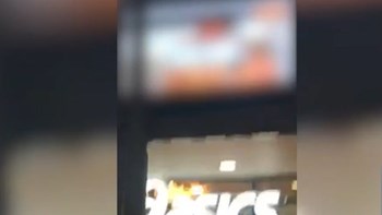 Κατάστημα αθλητικών έπαιζε πορνό στις οθόνες της βιτρίνας για 9 ώρες – ΒΙΝΤΕΟ