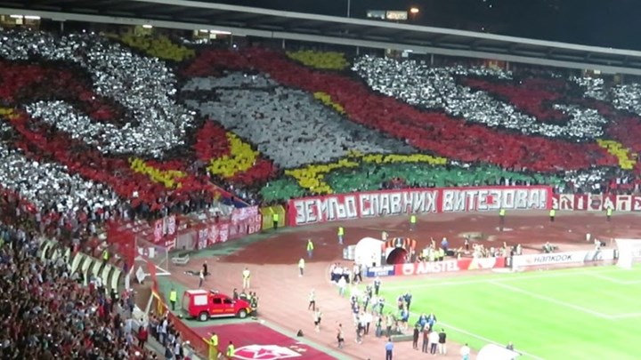 Με αυτό το πανό υποδέχθηκαν οι φίλου του Ερυθρού Αστέρα τους οπαδούς του Ολυμπιακού – ΦΩΤΟ