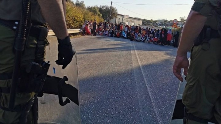 Καθιστική διαμαρτυρία από γυναίκες στη Μόρια – ΦΩΤΟ