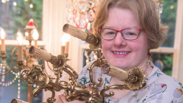 “Παντρεύεται” τον πολυέλαιό της, αλλά τον “απατά” με κηροπήγιο – ΦΩΤΟ – ΒΙΝΤΕΟ