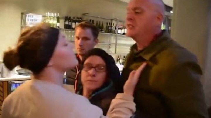 Γρονθοκόπησε ακτιβίστρια βέγκαν γιατί του είπε να μην τρώει κρέας – ΒΙΝΤΕΟ