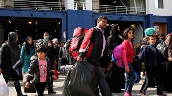 Στον Πειραιά 215 μετανάστες και πρόσφυγες από τη Μόρια – Η δέσμη μέτρων που ανακοίνωσε η κυβέρνηση για την αποσυμφόρηση των νησιών
