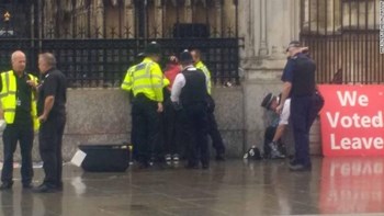 Άνδρας περιλούστηκε με βενζίνη έξω από το Κοινοβούλιο στο Λονδίνο – ΦΩΤΟ