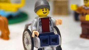 Ιστορικό γεγονός για τον κόσμο των παιχνιδιών: Φιγούρα της Lego κάθισε για πρώτη φορά σε αναπηρικό αμαξίδιο