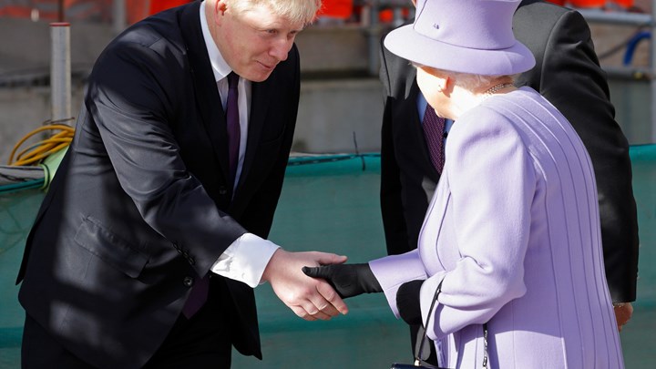 Αποκάλυψη-βόμβα από τη New York Post: Η βασίλισσα Ελισάβετ ζητεί νομικές συμβουλές για να «ξηλώσει» τον Τζόνσον