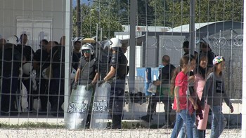 Πετροπόλεμος, προσαγωγές και ένταση στον καταυλισμό του Κατσικά στα Ιωάννινα – ΦΩΤΟ – ΒΙΝΤΕΟ