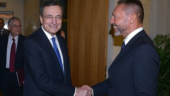 Στουρνάρας: Ο Ντράγκι συνέβαλε καθοριστικά στην αποφυγή του Grexit και τη διατήρηση της ρευστότητας των ελληνικών τραπεζών – ΦΩΤΟ