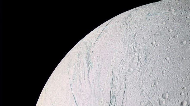 Ανακαλύφθηκαν ίχνη ζωής στον δορυφόρο “Εγκέλαδο” του Κρόνου