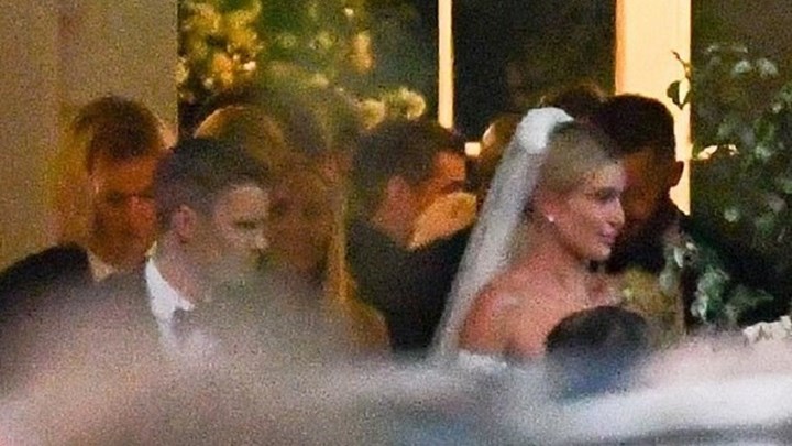 Η στιγμή που οι νεόνυμφοι Μπίμπερ-Μπόλντουιν βγαίνουν από την εκκλησία – ΦΩΤΟ