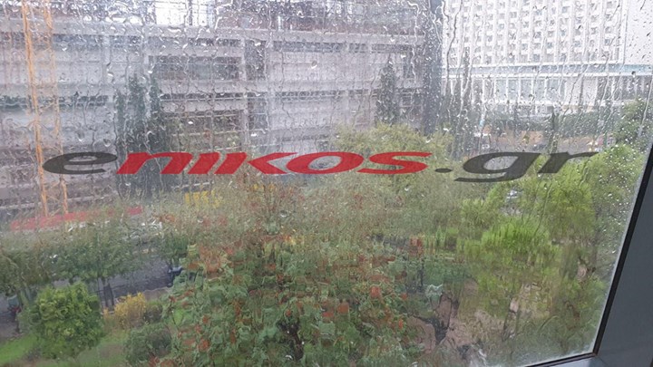 Άνοιξαν οι ουρανοί στο κέντρο της Αθήνας – ΦΩΤΟ αναγνώστη