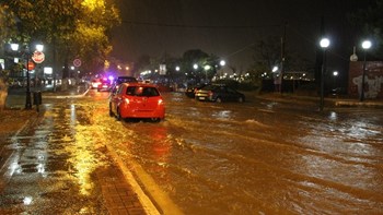 Η κακοκαιρία σαρώνει την Ηγουμενίτσα – Πλημμύρισαν οι δρόμοι στο κέντρο της πόλης – ΦΩΤΟ