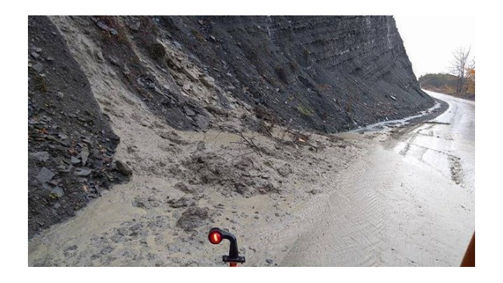 Στο “έλεος” της κακοκαιρίας τα Ιωάννινα: Από θαύμα γλίτωσε 80χρονος όταν κατέρρευσε οδόστρωμα