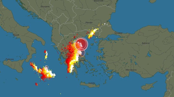 LIVE: Δείτε πού πέφτουν αυτή την ώρα κεραυνοί