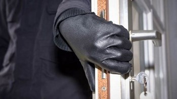 Επ’ αυτοφώρω σύλληψη διαρρηκτών στον Άλιμο – “Άνοιγαν” σπίτια στα νότια προάστια