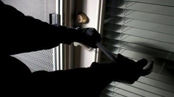 Στιγμές τρόμου για ηλικιωμένο και δύο οικιακές βοηθούς: Τους έδεσαν και τους λήστεψαν – Τι κατήγγειλε η κόρη του