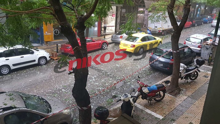 “Άσπρισαν” οι δρόμοι στο Παγκράτι από το χαλάζι – ΒΙΝΤΕΟ αναγνώστη
