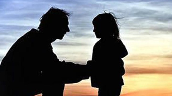 Πρωτοφανής δικαστική απόφαση: Πατέρας κέρδισε την επιμέλεια του γιου του και διατροφή από τη μητέρα