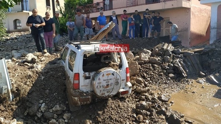 Η λάσπη έθαψε αυτοκίνητα, σπίτια και ζώα στην Κεφαλονιά – ΦΩΤΟ – ΒΙΝΤΕΟ