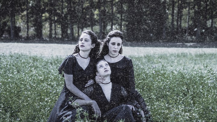 Τα πρώτα κλικ από τις φιλόδοξες «Τρεις αδελφές» που ετοιμάζονται στο ΚΘΒΕ