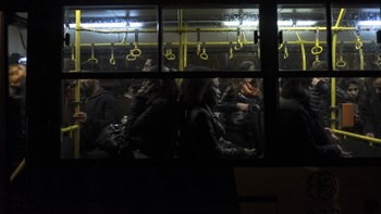 Νεαροί επιτέθηκαν με πέτρες σε λεωφορείο του ΟΑΣΘ