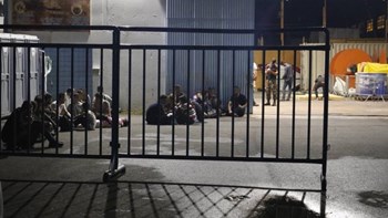 Στο λιμάνι της Καλαμάτας οι μετανάστες και πρόσφυγες που εντοπίστηκαν σε ιστιοφόρο – ΒΙΝΤΕΟ