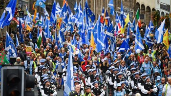 Χιλιάδες Σκωτσέζοι διαδήλωσαν υπέρ της ανεξαρτησίας