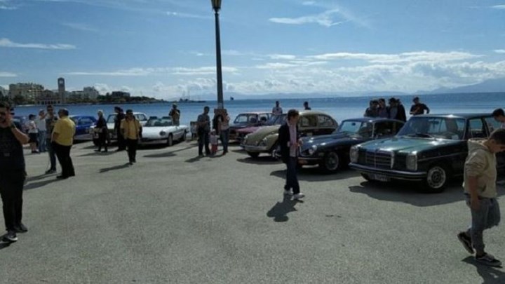 Αυτοκίνητα αντίκες κατέκλυσαν την παραλία του Βόλου – ΦΩΤΟ