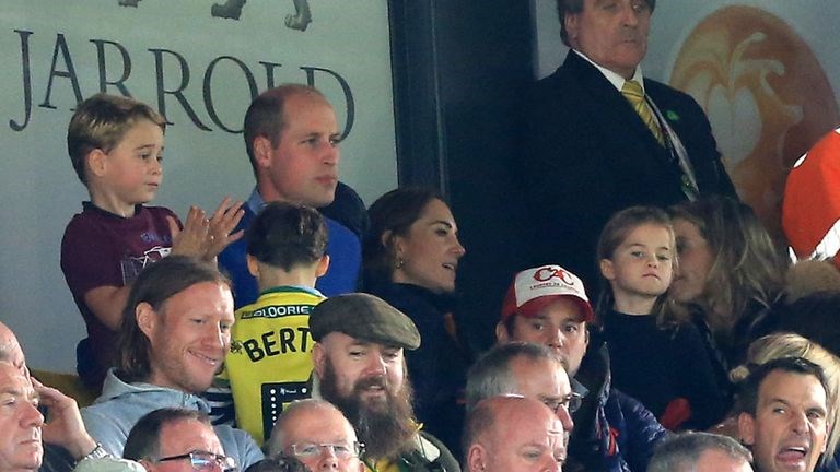 Ο πρίγκιπας Τζορτζ πήγε για πρώτη φορά στο γήπεδο – Οι ενθουσιώδεις αντιδράσεις του – ΒΙΝΤΕΟ