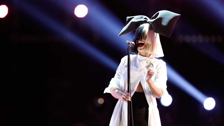 Η γνωστή τραγουδίστρια Sia αποκάλυψε ότι πάσχει από νευρολογική ασθένεια – ΒΙΝΤΕΟ