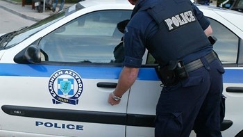 Διέρρηξαν αυτοκίνητο αστυνομικού στον Κεραμεικό: Έκλεψαν γεμιστήρες με σφαίρες και χειροπέδες