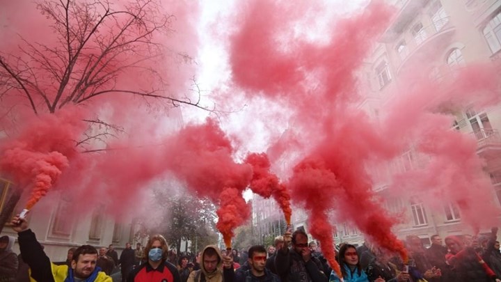 Διαδηλώσεις στο Κίεβο κατά της παραχώρησης αυτονομίας στις φιλορωσικές επαρχίες της Ουκρανίας