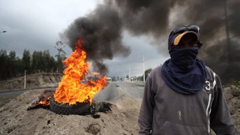 Ένας άνθρωπος έχασε τη ζωή του στον Ισημερινό από τις συνεχιζόμενες μαζικές κινητοποιήσεις