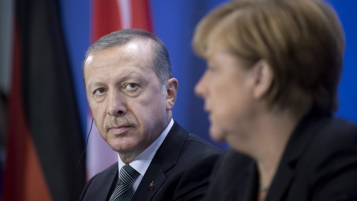 Ο Ερντογάν εκβιάζει, η Γερμανία υποκύπτει