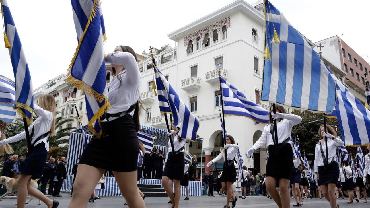 “Φρένο” στην επιλογή σημαιοφόρων βάζει το υπουργείο Παιδείας – Τι αναφέρεται σε εγκύκλιο