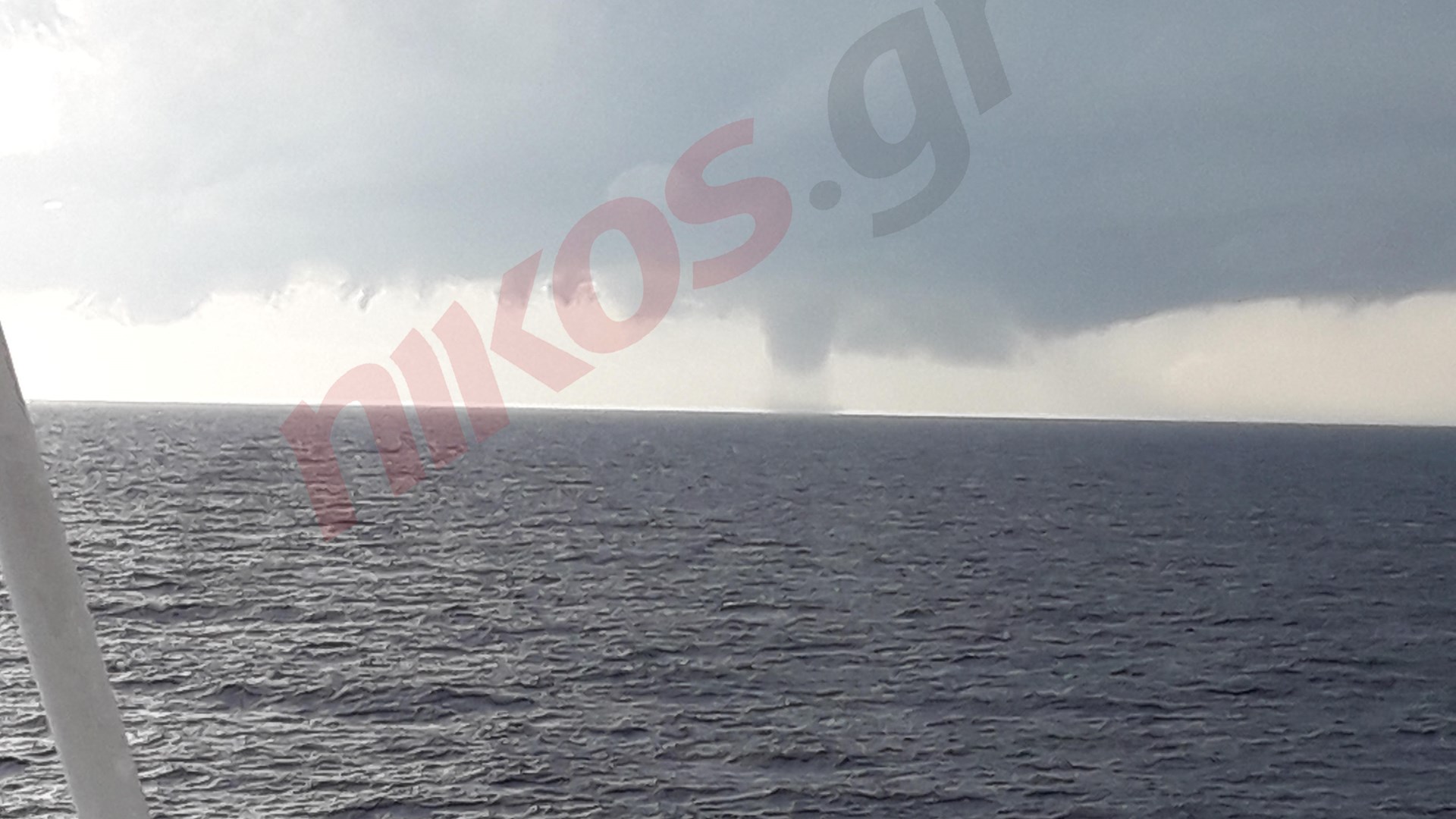 Εντυπωσιακός υδροστρόβιλος μεταξύ Θήρας και Ίου – ΦΩΤΟ αναγνώστη