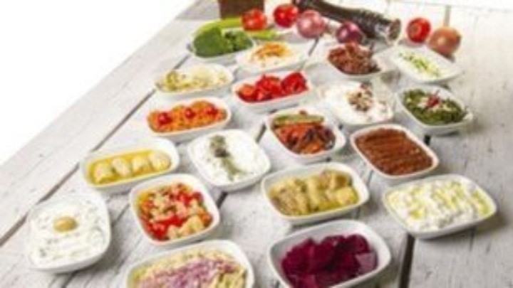 Έρευνα: Τρώμε περισσότερο όταν είμαστε παρέα με φίλους ή συγγενείς