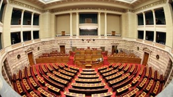 Κενά υπουργικά έδρανα κατά τη συζήτηση για την Προανακριτική – Γιατί το Μαξίμου πήρε αυτή την απόφαση