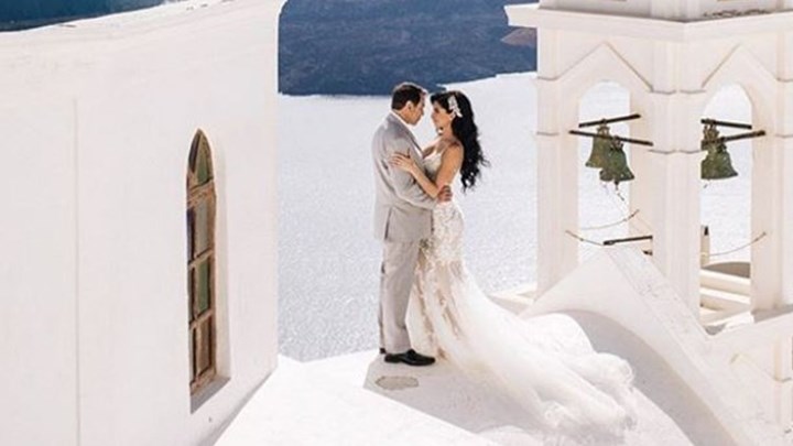 Διάσημος πλαστικός χειρουργός του Χόλιγουντ παντρεύτηκε στη Σαντορίνη – ΦΩΤΟ