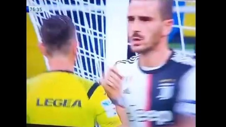 Σάλος στην Ιταλία για τη χειραψία του Μπονούτσι με διαιτητή – ΒΙΝΤΕΟ