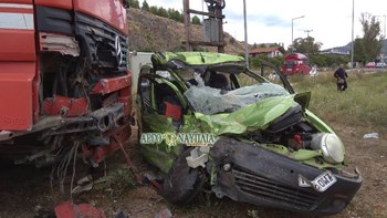 Σφοδρή σύγκρουση νταλίκας με αυτοκίνητο στο Ναύπλιο – Σοκαριστικές εικόνες