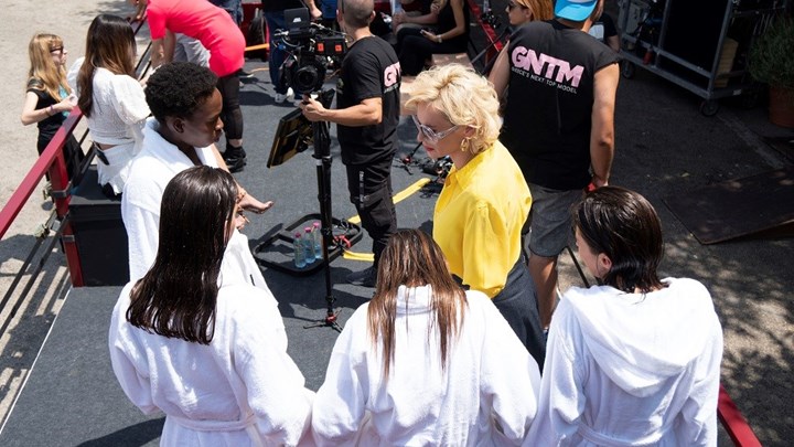 GNTM: Με εσώρουχα τα μοντέλα κάτω από ντουζιέρα στο κέντρο της Αθήνας – ΒΙΝΤΕΟ