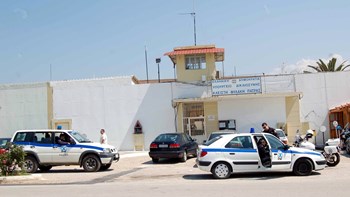 Έφοδος της αστυνομίας στις φυλακές Αγίου Στεφάνου – Βρέθηκαν μαχαίρια, ναρκωτικά και κινητά