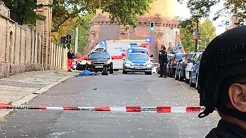 Οι πρώτες εικόνες από το σημείο της επίθεσης σε συναγωγή στη Γερμανία – ΦΩΤΟ
