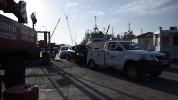 Τραγωδία στη Δραπετσώνα: Τι αναφέρουν αυτόπτες μάρτυρες για το αυτοκίνητο που έκανε “βουτιά” στη θάλασσα