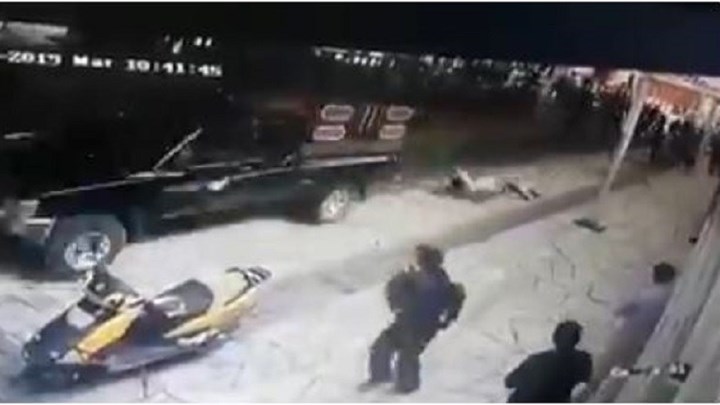 Τιμώρησαν δήμαρχο που αθέτησε τις προεκλογικές του δεσμεύσεις – Σοκάρουν οι εικόνες – ΒΙΝΤΕΟ