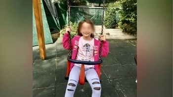 Στην Ελλάδα η αποθεραπεία της 8χρονης Αλεξίας που χτυπήθηκε από «αδέσποτη» σφαίρα – Ο ΕΟΠΥΥ αναλαμβάνει τα έξοδα